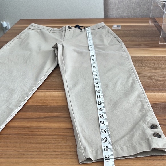 NWOT Croft & Barrow
Excellent Condition
Size 6
Color Tan
Capri 
#545 - Picture 3 of 7